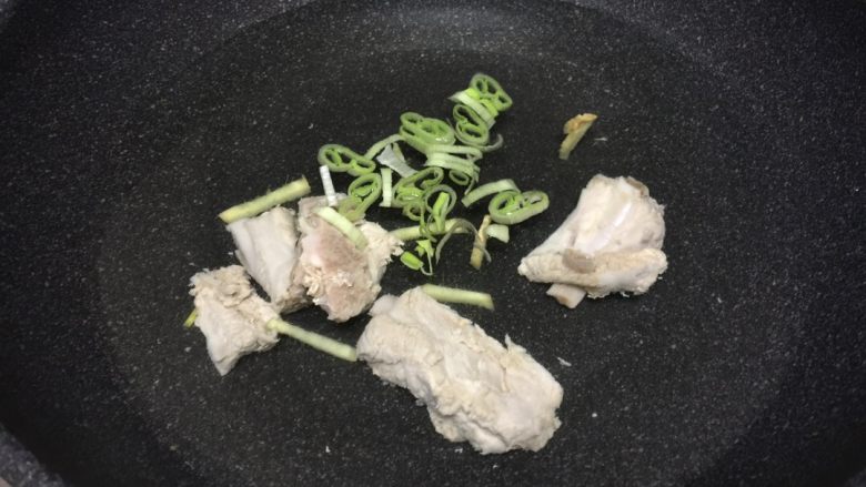 排骨爱上面片#面条变身计划#,炒好以后凉水冲干净,再放入锅中倒入干净的水依次放入葱<a style='color:red;display:inline-block;' href='/shicai/ 37'>姜</a>,开始熬煮排骨40分钟小火即可。