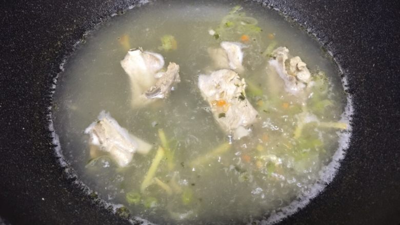 排骨爱上面片#面条变身计划#,煮大概30分钟以后放入适量的盐和蔬菜鸡精调味,在煮10分钟。