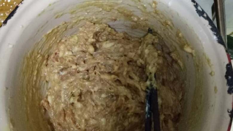 干炸小丸子,加入少许水,继续搅拌,至水分吸进去,上劲即可