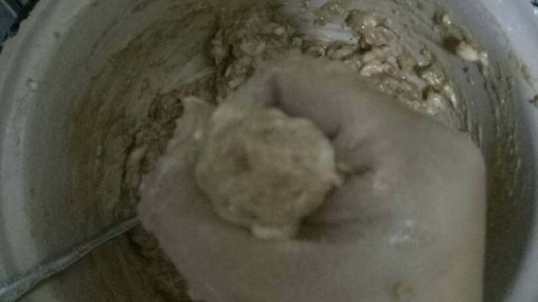 干炸小丸子,将锅烧热,倒入油,加热至有油烟起,将火调制中小火,陆续下去丸子