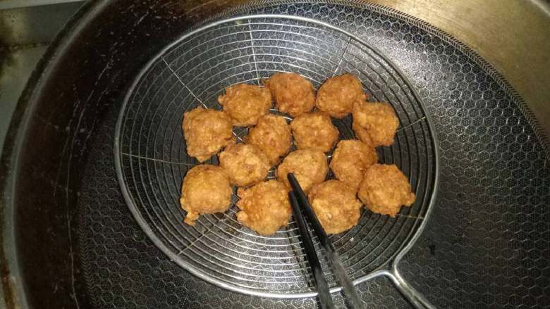 干炸小丸子,全部炸完后,将火调制大火,将丸子放入锅中复炸一下即可出锅
