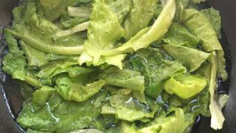 水煮肉片,做法步骤：
1、将生菜过开水焯熟；
2、沥干水放入碗底；
3、提前将肉拌一下，加入生粉、生抽、少量的盐和几滴油（想要嫩肉的秘密就在这了~缺一不可）
4、另起油锅，下入花椒爆香后剔除；
5、后加入豆瓣酱，爆出红油；
6、加入大蒜生姜末翻炒