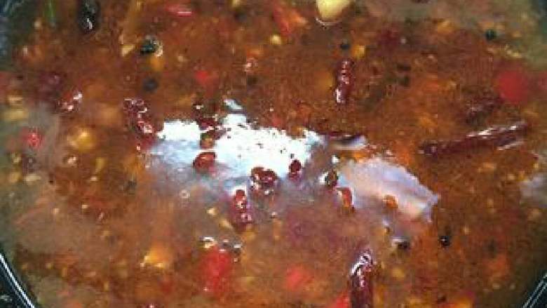 水煮肉片,7、加入2碗水（小饭碗），加入少量盐（豆瓣酱不来就很多盐了不要加多了），煮开后将拌好的肉倒入，煮开后倒入乘有生菜的碗中；

8、另起油锅，待油热后浇在菜上，这时香气扑鼻了，就上菜了