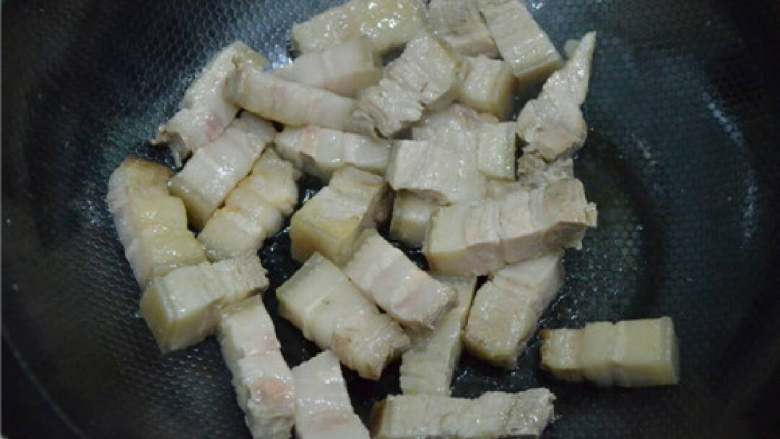 红烧肉,将肉块放入锅中,用小火煸炒出油。