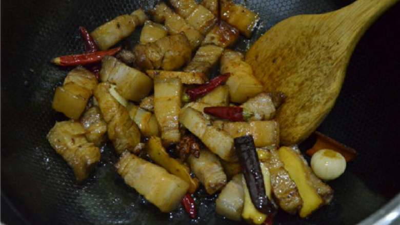 红烧肉,翻炒均匀,使肉块粘裹上糖色或者酱油。