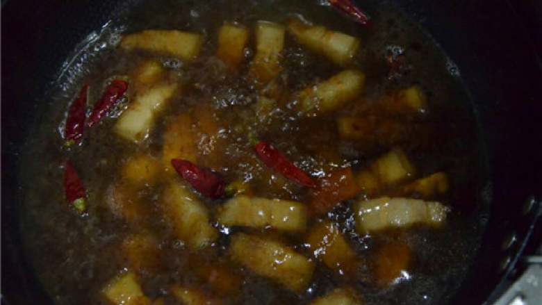 红烧肉,倒入热水,开大火烧开。