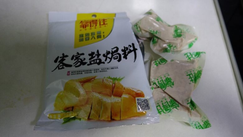 电饭煲版盐焗鸡,准备盐焗鸡粉,我这次买的鸡去除内脏后净重约1100克,用了一小袋粉,约43g,但每个牌子不一样,咸度也不一样,腌制时间也不一定,个人口味也有偏差