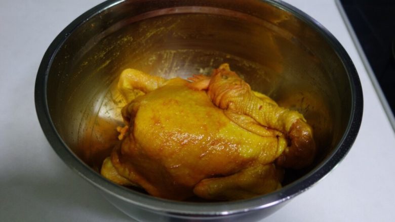 电饭煲版盐焗鸡,鸡身里里外外涂抹盐焗鸡粉,涂抹后再给鸡做个全身按摩,让味道充分吸收,360度无死角,此处可以有一次性手套,然后蒙上保鲜膜,常温腌制两小时