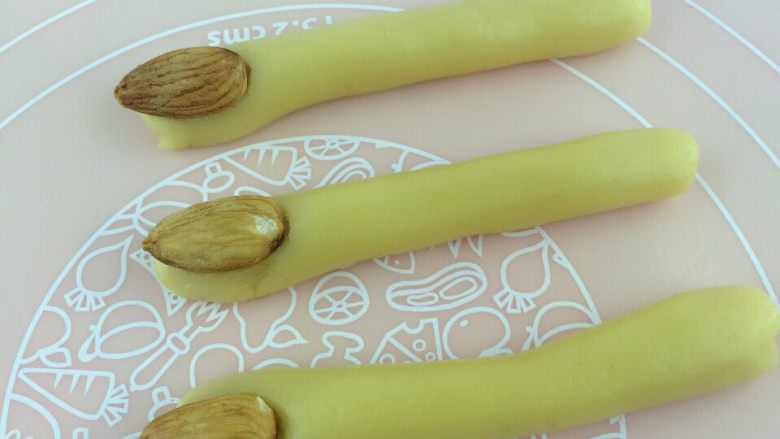 【万圣节の女巫手指饼干】胆小者莫入哦!,把杏仁沾点蛋液黏到手指的顶部 微微向下按压