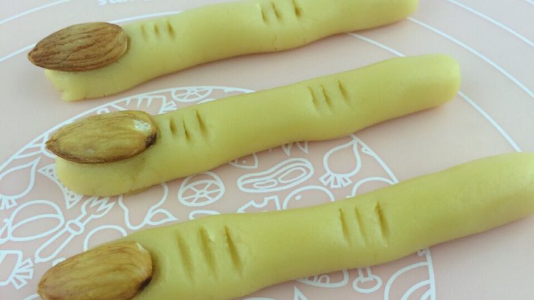 【万圣节の女巫手指饼干】胆小者莫入哦!,用牙签按出手指的纹路 登登登等(音效)手指就有模有样了对吧