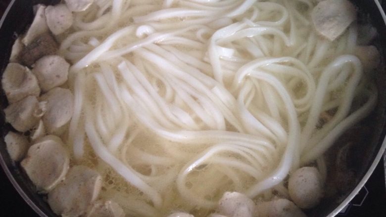 简易汤河粉#面条变身计划#,然后加入河粉和油、盐调味,再继续煮2分钟