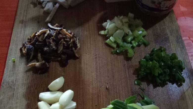 泉州卤面#面条变身计划#,面条半斤左右(两人的食量),各材料洗净备齐,切好待用