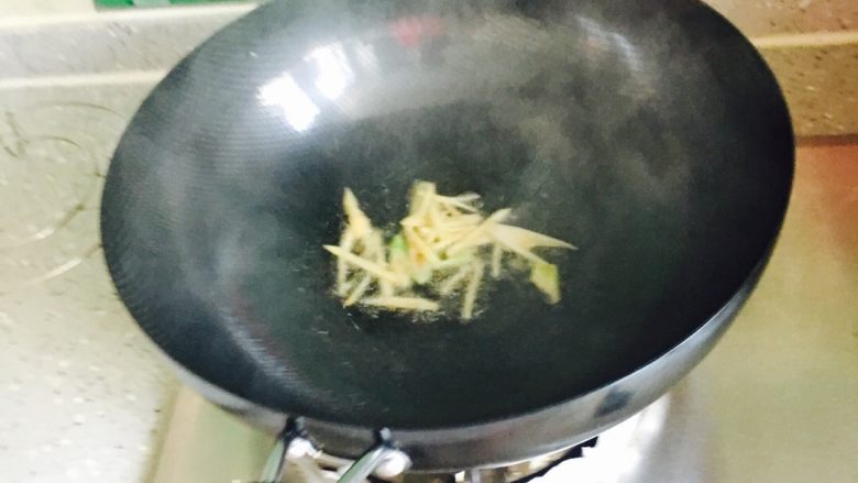 可乐鸡翅,油温八成热放入姜丝葱花爆香
