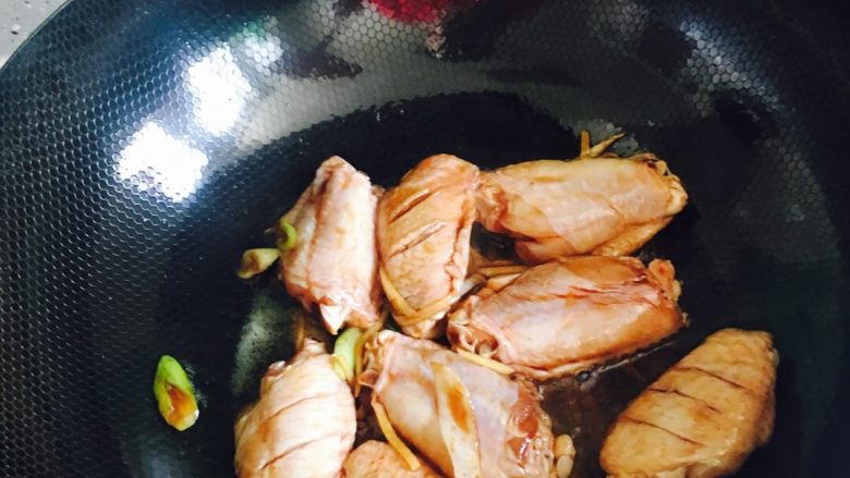 可乐鸡翅,倒入腌制好的鸡翅翻炒均匀