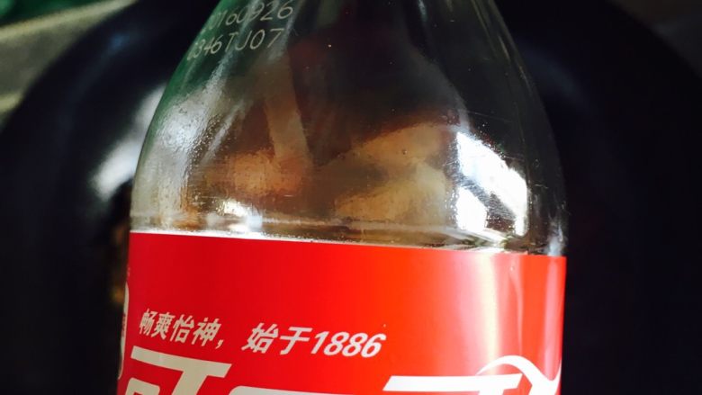 可乐鸡翅,倒入<a style='color:red;display:inline-block;' href='/shicai/ 911'>可乐</a>