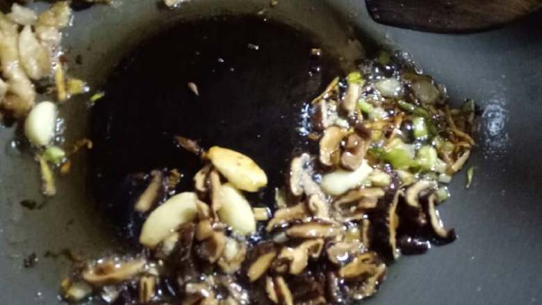 泉州卤面#面条变身计划#,放入香菇煸炒,再放入泉州肉糕和鱿鱼头继续炒几下,加入少许盐与五花肉一起混合炒