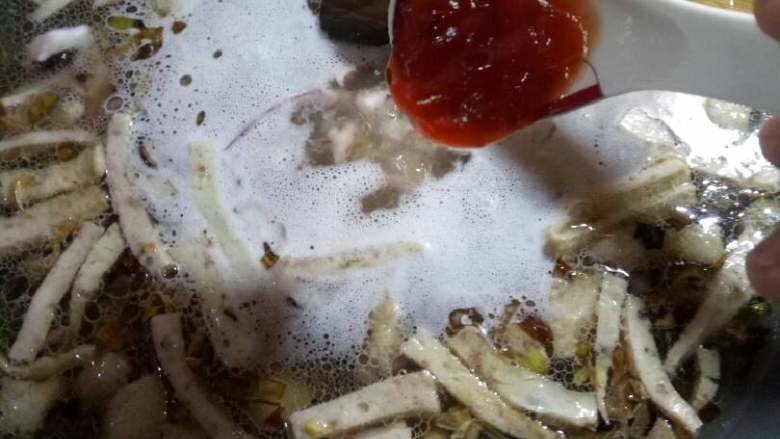 泉州卤面#面条变身计划#,倒入开水,比平时煮面汤时的水量要少些,加入一小勺甜辣酱