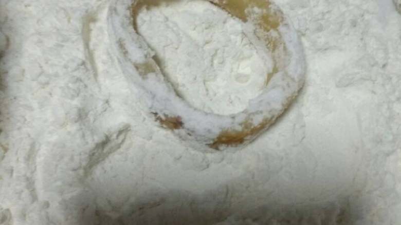 香酥鱿鱼圈,一切准备好之后,先给鱿鱼圈裹一层面~