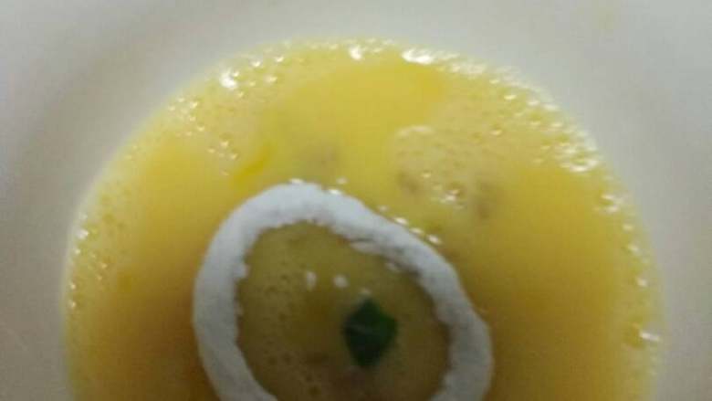 香酥鱿鱼圈,在放在蛋液里面滚一遍~打散蛋液的时候,放一点盐和胡椒的调味料~