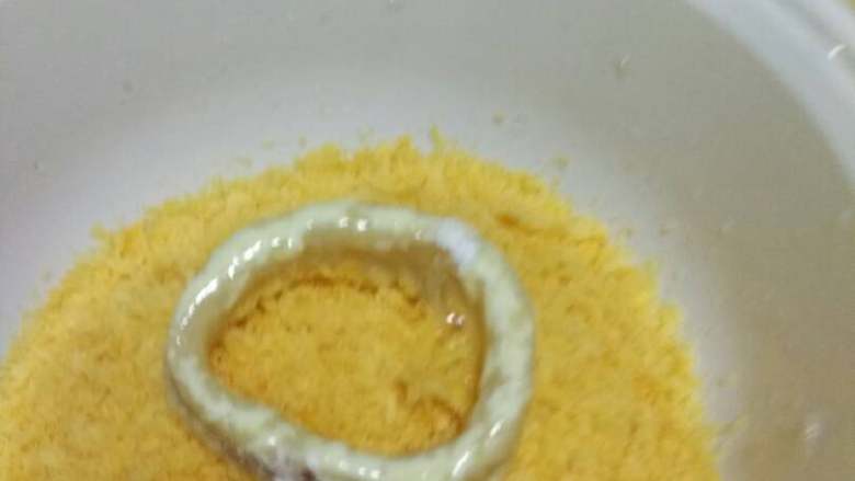 香酥鱿鱼圈,在放进面包糠里走一圈~变身金灿灿生鱿鱼圈