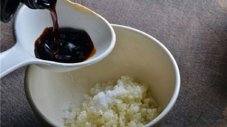 川味蒜泥白肉,淋入<a style='color:red;display:inline-block;' href='/shicai/ 135324'>生抽酱油</a>,增香增鲜。