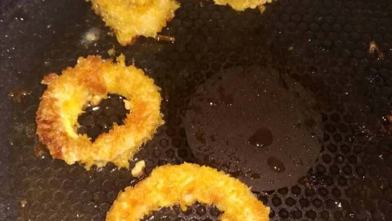 香酥鱿鱼圈,开锅放油,热油到6-7成,将重重裹住的鱿鱼圈放进去开炸吧😄!