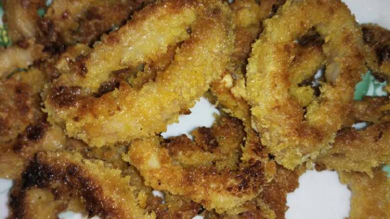 香酥鱿鱼圈,鱿鱼是很容易熟的,所以看整体表面金黄了就可以出锅啦!炸鱿鱼的时候也要注意火温度不要太大,中小火~