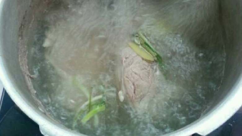 麻辣猪肉,猪瘦肉500克(根据人数)切成两块,放锅中,放姜片葱段和适量水,煮10-15分钟,根据肉块大小掌握时间。