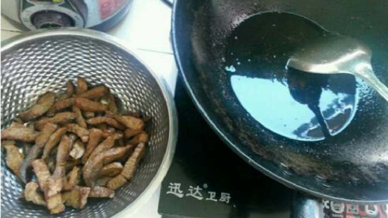 麻辣猪肉,捞出肉条,锅里留底油。