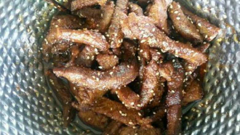麻辣猪肉,锅中留底油烧热后,放入辣椒面,花椒面和孜然粉适量,这根据个人口味掌握花椒和辣椒的量。倒入肉条翻炒几下出锅装盆,最后撒上熟芝麻即成。