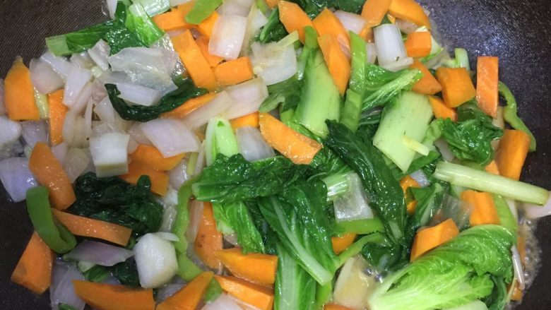 炒河粉,起锅热油倒入准备好的食材，翻炒至7分熟