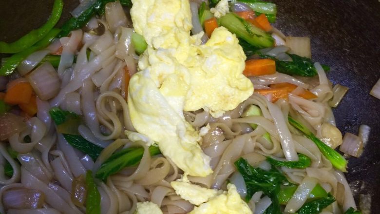 炒河粉,加入泡好的米粉和鸡蛋一起翻炒，加入适量盐和酱油，炒拌均匀即可出锅