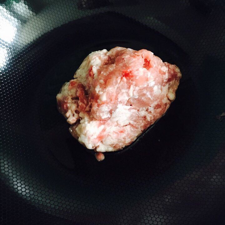 韭菜胡萝卜木耳肉饺,油锅烧热关火,放入肉馅搅匀,放盐、<a style='color:red;display:inline-block;' href='/shicai/ 829'>十三香</a>拌匀
