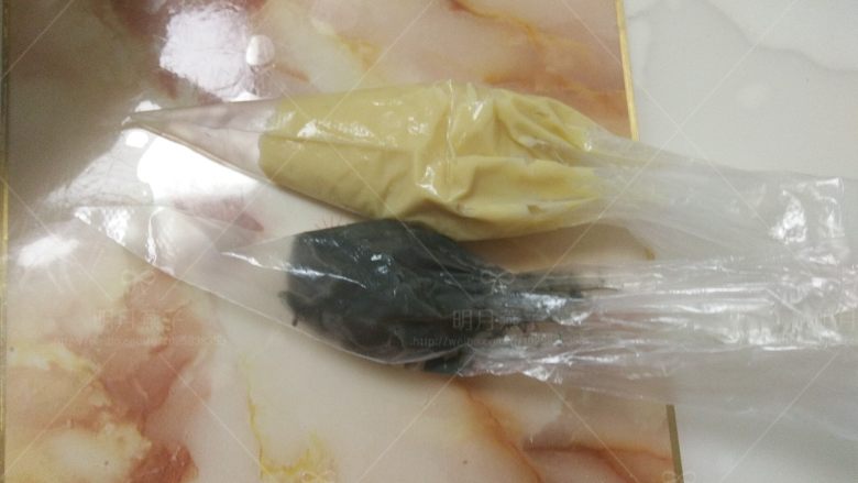 小熊棒棒糖蛋糕,两种面糊分钟放入冰箱冷藏至少一小时后拿出回温至流到状态,装入裱花袋。