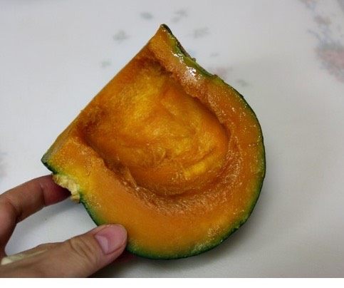 面瓜遇上白糖,瓤朝下放进微波炉里转2分钟。