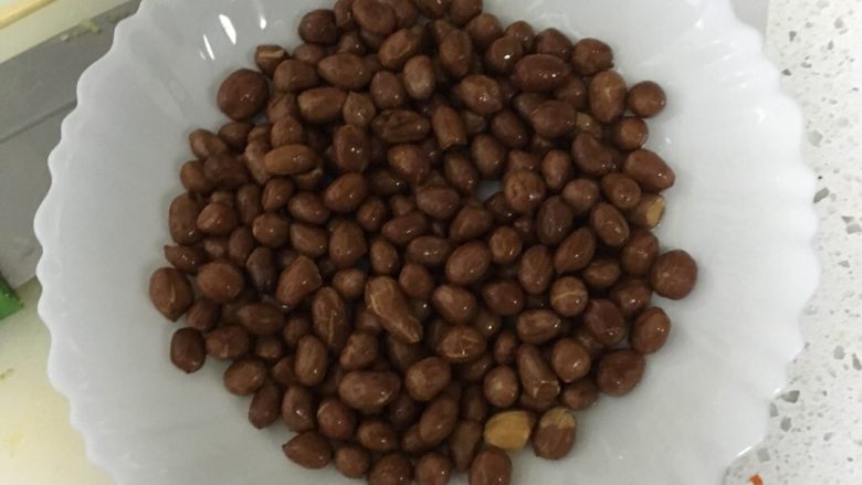 香辣牛肉酱,凉油下锅炸<a style='color:red;display:inline-block;' href='/shicai/ 4262'>花生米</a>，切记稍微变色捞出防止炸糊。捞出放凉。