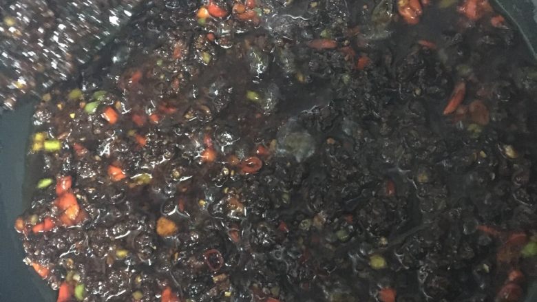 香辣牛肉酱,大概成这样，关火稍微晾凉。