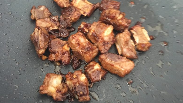 红烧排骨,将焯过水的排骨放点糖，酱油，耗油腌制。然后锅里放油，放3粒<a style='color:red;display:inline-block;' href='/shicai/ 866'>冰糖</a>。等它慢慢融化，关注V号，life--and-you（美食与你的故事)，再把腌制好的排骨放进去炒，慢慢的炒出糖色。然后放点老抽上色。