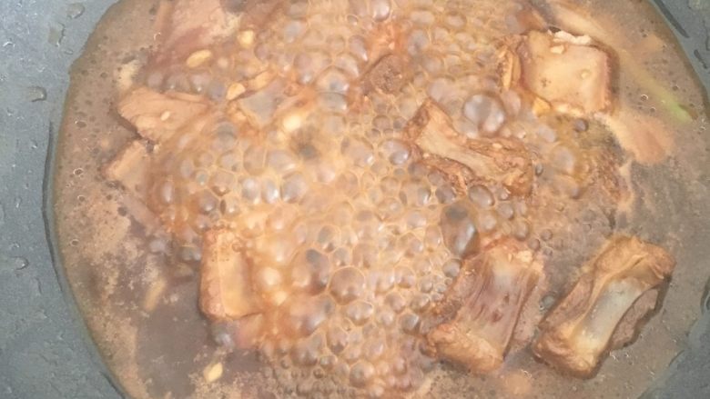 红烧排骨,上色之后没过排骨的水煮开，然后慢慢炖。炖到排骨软软的，就很香。可以放葱白进去一起炖，有种葱的香味，