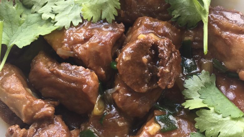 红烧排骨,炖到差不多锅里剩下一点点水就大火收汁。如果水还多一点的话可以用点水淀粉收汁。关注V号，life--and-you（美食与你的故事)，汁可以用来拌饭。超级好吃。最后在排骨上面放点香菜。就可以开吃啦。