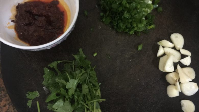 麻婆豆腐,将炒料切好放在一边备用