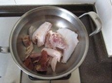 春笋煨土鸡,土鸡切块,凉水入锅;