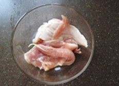 春笋煨土鸡,中大火煮开,煮出血水和浮沫,捞出后用不烫手的热水冲洗干净;
