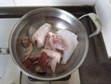春笋煨土鸡,洗净后的鸡块儿放入炖锅(可用砂锅),加入姜片和足量的热水;