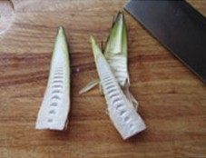 春笋煨土鸡,煮鸡肉时,可以处理竹笋:将笋从中间剖开,很容易就剥去笋壳了;
