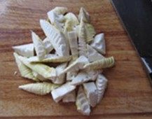 春笋煨土鸡,洗净后切滚刀块儿;