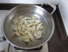 春笋煨土鸡,入沸腾的盐水锅中煮3、5分钟后,捞出过凉并用凉水浸泡片刻;