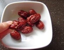 春笋煨土鸡,<a style='color:red;display:inline-block;' href='/shicai/ 2471'>大枣</a>洗净,入锅前扭一扭,露出果肉;