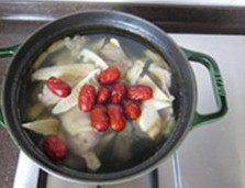 春笋煨土鸡,加入到汤锅中;