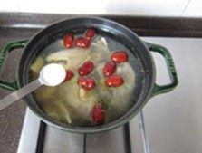 春笋煨土鸡,同时加入适量盐,再焖炖20到30分钟,即可。